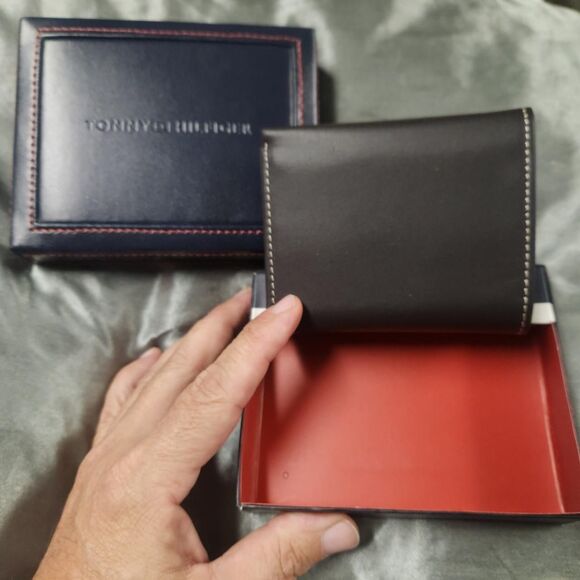 Tommy Hilfiger Men's Brown Wallet - Picture 4 of 5